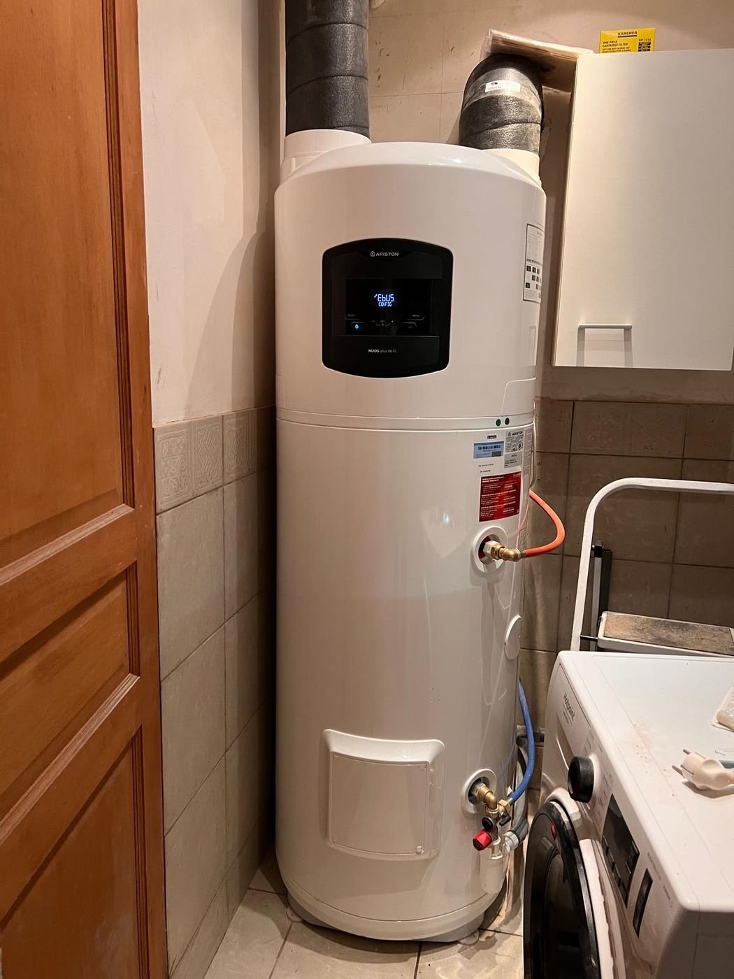 Chauffe-eau thermodynamique installé dans un cellier du Gâtinais