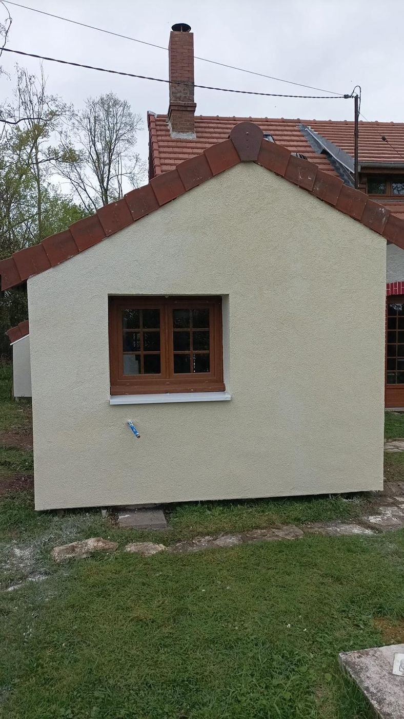 Fenêtre bois neuve posée sur une maison rénovée du Gâtinais