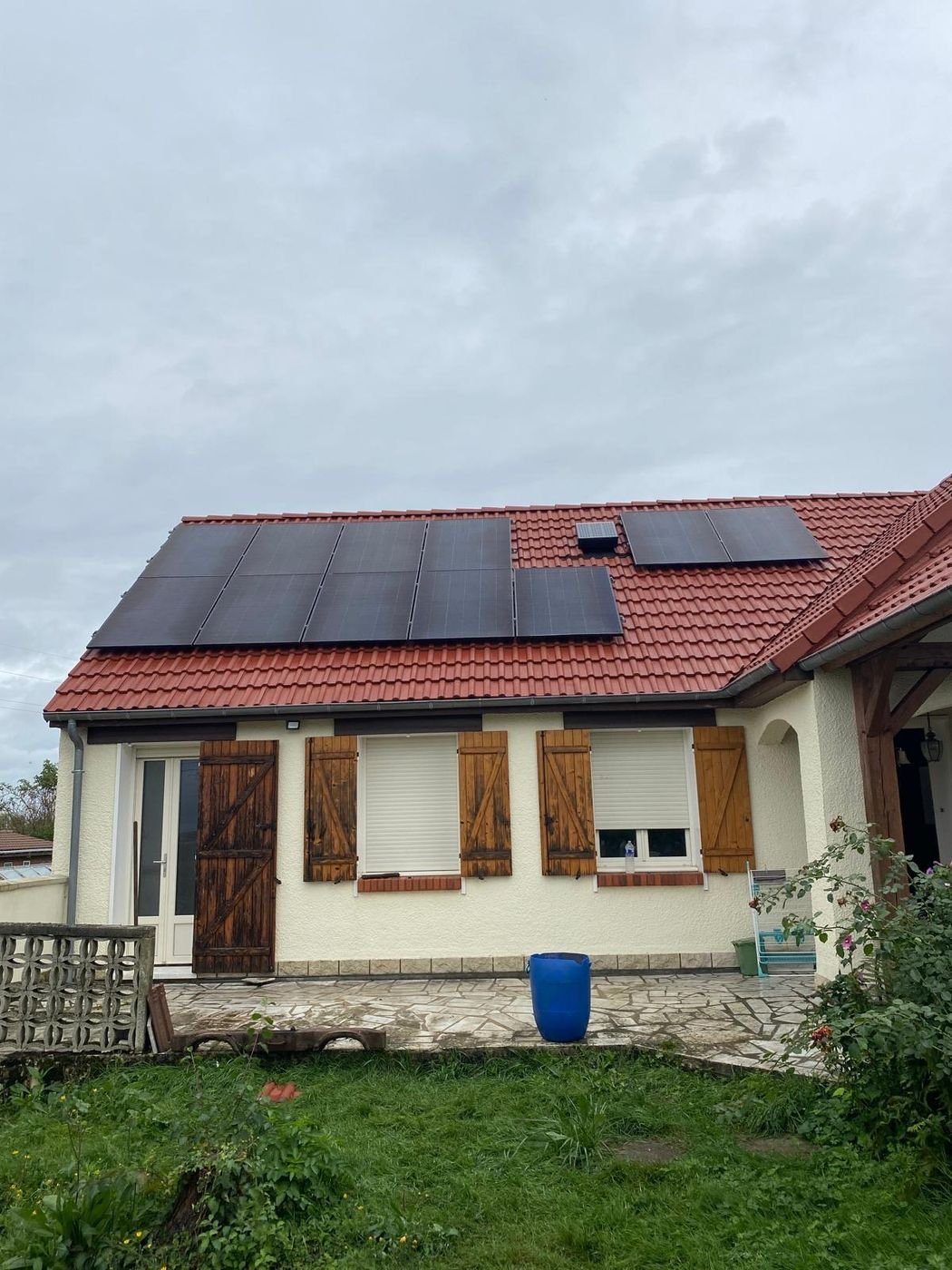 Panneaux solaires photovoltaïques posés sur une maison du Gâtinais