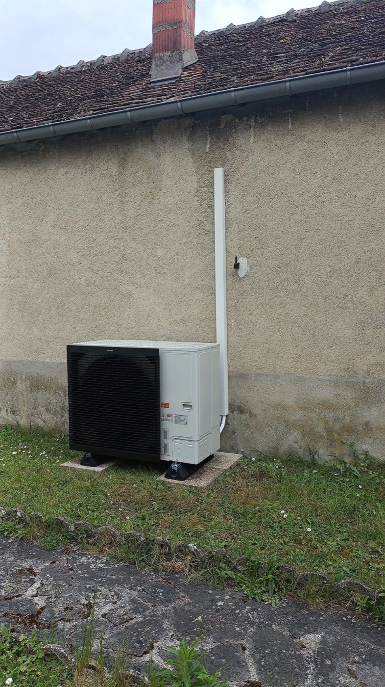 Pompe à chaleur air-eau installée en remplacement d’une chaudière fioul dans le Gâtinais